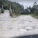 [VÍDEO] Caótico: morador pede solução para rua de Penha em estado de abandono