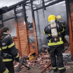 [VÍDEO] Casa é destruída por incêndio na tarde deste domingo (30) e família perde tudo; vizinhos buscam doações urgentes para crianças