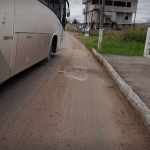 [VÍDEO] Ciclista mostra condição crítica de ciclofaixa em ruas de Penha e cobra manutenção urgente