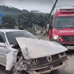[VÍDEO] Colisão entre carro e poste deixa motorista com ferimentos leves e poste caindo em Penha