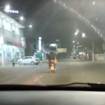 [VÍDEO] Flagrante de scooter transitando de maneira irregular é registrado em avenida de Penha
