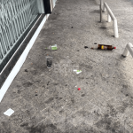 Garrafas quebradas e muita sujeira: andarilhos “tocam o terror” na porta de comércio