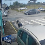 [VÍDEO] Homem é denunciado por pedir comida em residências e proferir ameaças e xingamentos contra moradores