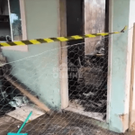 [VÍDEO] Incêndio atinge residência e queima parte de diversos cômodos do imóvel