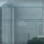 [VÍDEO] Incêndio de grandes proporções fecha parte de Balneário Piçarras com fumaça no início da tarde desta quarta-feira