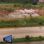 [VÍDEO] Lama, lixão e urubus tomam conta de rua na área central de Penha