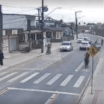 [VÍDEO] Motoqueiro literalmente voa após bater na traseira de automóvel