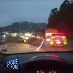 [VÍDEO] Motorista de caminhão é flagrado andando lentamente e retardando trânsito na BR-101