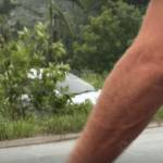 [VÍDEO] Motorista vai parar no meio do mato após acidente em Penha na manhã deste domingo