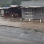 [VÍDEO] Pancada de chuva alaga rua do Gravatá de Penha e comerciante faz desabafo indignada
