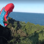 [VÍDEO] Voo de parapente termina com duas pessoas no meio do mato em Penha; visitantes cobram atenção do poder público
