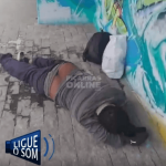 [VÍDEO] Andarilho urinado dorme no meio da calçada em frente a comércio; empresária faz desabafo