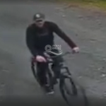 [VÍDEO] Câmera de monitoramento flagra ladrão furtando bicicleta no Centro de Penha