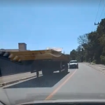 [VÍDEO] Carroceria é deixada sobre pista de rolagem em rua de Penha
