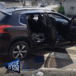 [VÍDEO] Carros colidem em esquina de loteamento em Penha; vizinhos pedem redutor de velocidade