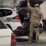 [VÍDEO] Homem em situação de rua é abordado pela Polícia Militar ao promover importunação em supermercado de Penha