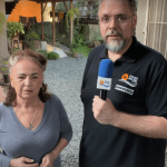 [VÍDEO] Materiais de prédio em construção caem sobre residência em Penha; família vive sob tensão e convive com medo diariamente
