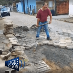 [VÍDEO] Moradores da Santa Lídia colocam a mão na massa e resolvem problema por conta própria; degradação das ruas de Penha demanda atenção urgente da Prefeitura