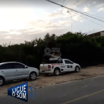 [VÍDEO] Motoqueiro se enrosca na fiação solta em rua de Penha