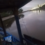 [VÍDEO] Pescadores de Penha ficam encalhados na boca da barra do Rio Gravatá