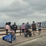 [VÍDEO] Pilotos de scooters transitam sobre calçada em meio a pedestres e provocaram indignação