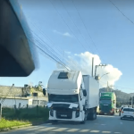 [VÍDEO] Proibidos de transitar na Geral da Santa Lídia, caminhões provocam caos no trânsito de Penha