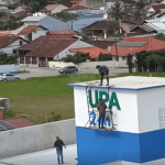 [VÍDEO] Sem segurança, trabalhadores pintam letreiro na fachada da nova Unidade de Pronto Atendimento de Penha