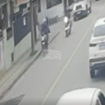 VÍDEO] Armada, dupla a bordo de moto tenta roubar scooter elétrica com veículos em movimento em meio ao trânsito