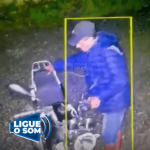 [VÍDEO] Bandido entra em garagem de residência e furta moto em Penha; crime foi gravado por câmera de segurança