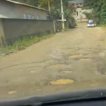 [VÍDEO] Buraqueira sem fim: rua de Penha é alvo de novo pedido de manutenção e pavimentação