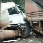 [VÍDEO] Cabine de carreta fica destruída após colidir em outra carreta na BR-101 em Penha; trânsito é intenso na região