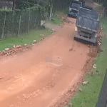 [VÍDEO] Caminhões pesados destroem rua de Penha e moradores cobram atitude da Prefeitura