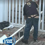 [VÍDEO] Com o bumbum de fora, homem furta alumínio do portão da casa da própria mãe