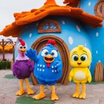 Crianças com até 12 anos têm entrada gratuita até 31 de outubro e ganham mini pelúcia da Galinha Pintadinha