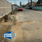 [VÍDEO] Fiação: fica caída pelo chão em rua de Penha após manutenção de empresa de telefonia