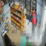 [VÍDEO] Homem é alvo de disparos de arma de fogo dentro de conveniência em Barra Velha