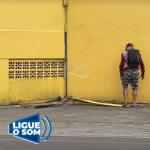 [VÍDEO] Homem é flagrado furtando calha de alumínio de estabelecimento comercial em Penha