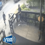 [VÍDEO] Homem é flagrado levando aparelho celular que estava nas dependência de conveniência; vítima pede devolução