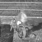 [VÍDEO] Homem é gravado ao invadir propriedade e furtar bicicleta durante a madrugada