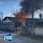 [VÍDEO] Incêndio consome residência em Penha na tarde desta terça-feira (20)
