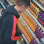 [VÍDEO] Jovem é flagrado furtando dentro de mercado em Penha
