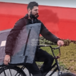 [VÍDEO] Ladrão invade imóvel, furta televisão e sai tranquilamente de bicicleta