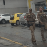 [VÍDEO] Morador de Penha se depara com policiais militares na rua sob chuva e rasga elogios
