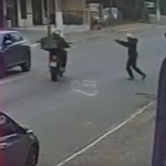 [VÍDEO] Motoqueiro fica sob mira de arma em plena luz do dia em avenida de Penha