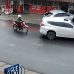 [VÍDEO] Motoqueiro se distrai por dois segundos e acerta traseira de veículo em rua de Penha; câmeras de segurança flagraram a batida