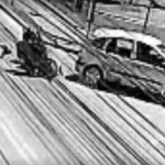 [VÍDEO] Motorista de automóvel corta a frente de moto e motoqueira tem fêmur quebrado