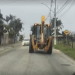 [VÍDEO] Motorista desabafa sobre máquina transitando em baixa velocidade durante horário de pico em Penha