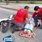 [VÍDEO] Mulher fica ferida em colisão entre carro e moto em Penha