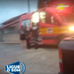 [VÍDEO] Penha: carro sofre combustão parado dentro da garagem e mobiliza bombeiros em residência