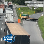 [VÍDEO] Penha: pane mecânica de caminhão tranca totalmente alça de acesso à Transbeto